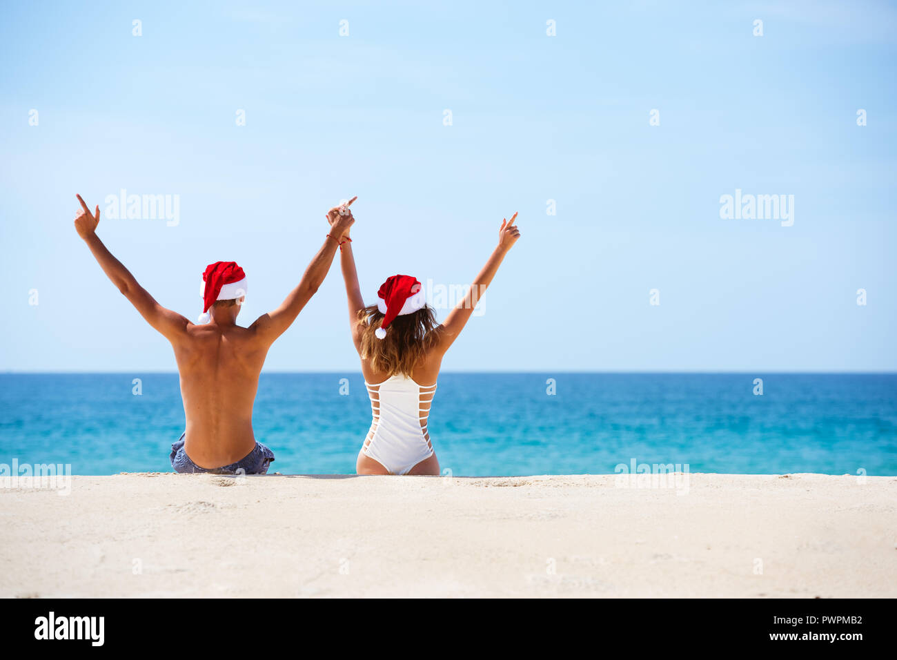 Couple Heureux Se Trouve Au Plage De Sable Blanc De Chapeaux