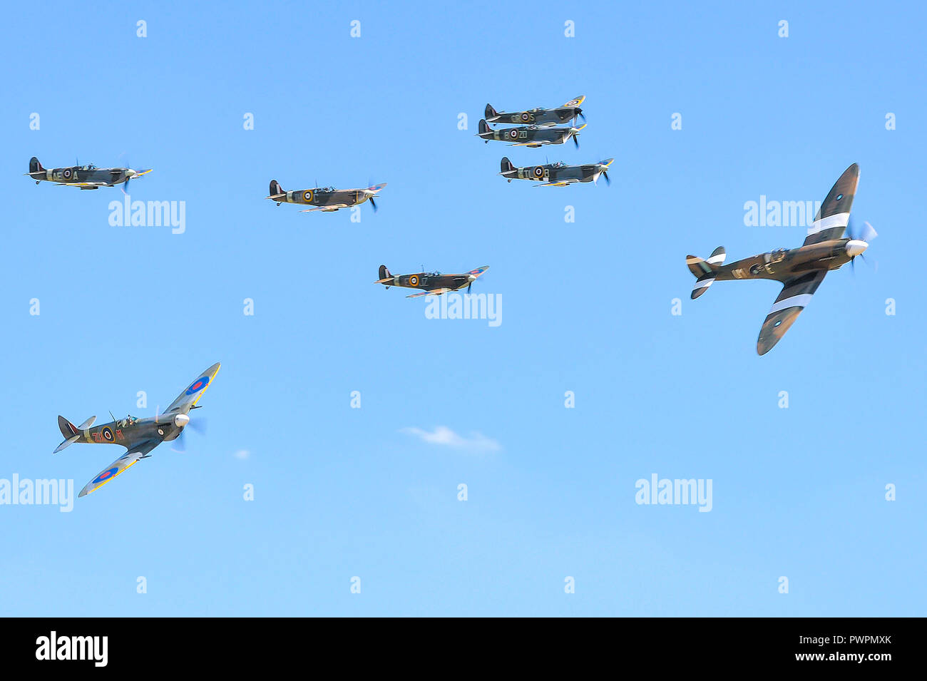 L'escadron, vol, groupe des Spitfires. Seconde Guerre mondiale les avions de chasse Supermarine Spitfire battant ensemble. Formation, aile de Spitfires de la RAF Banque D'Images