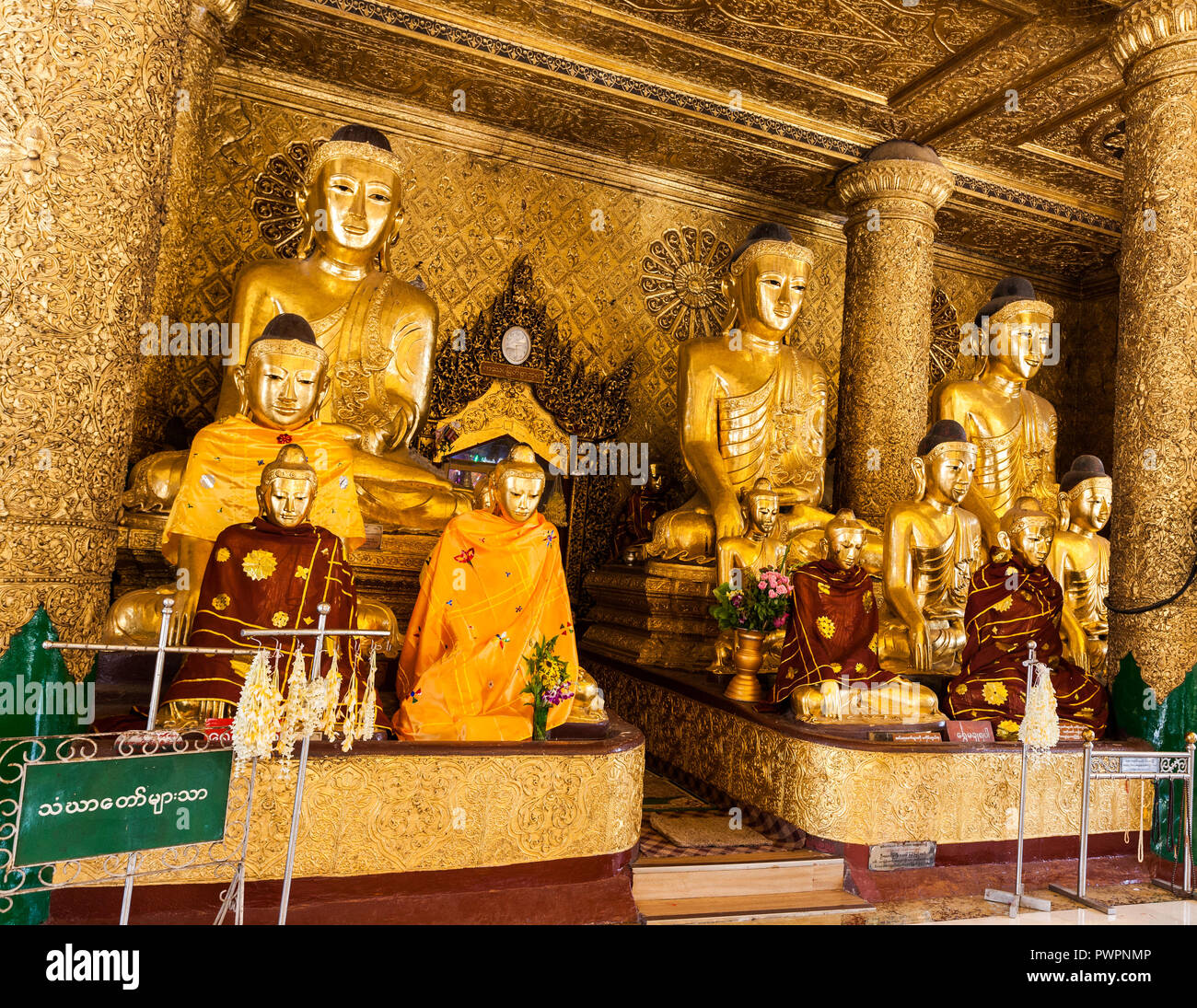Des statues de Bouddha à la pagode Shwedagon, Yangon, Myanmar Banque D'Images