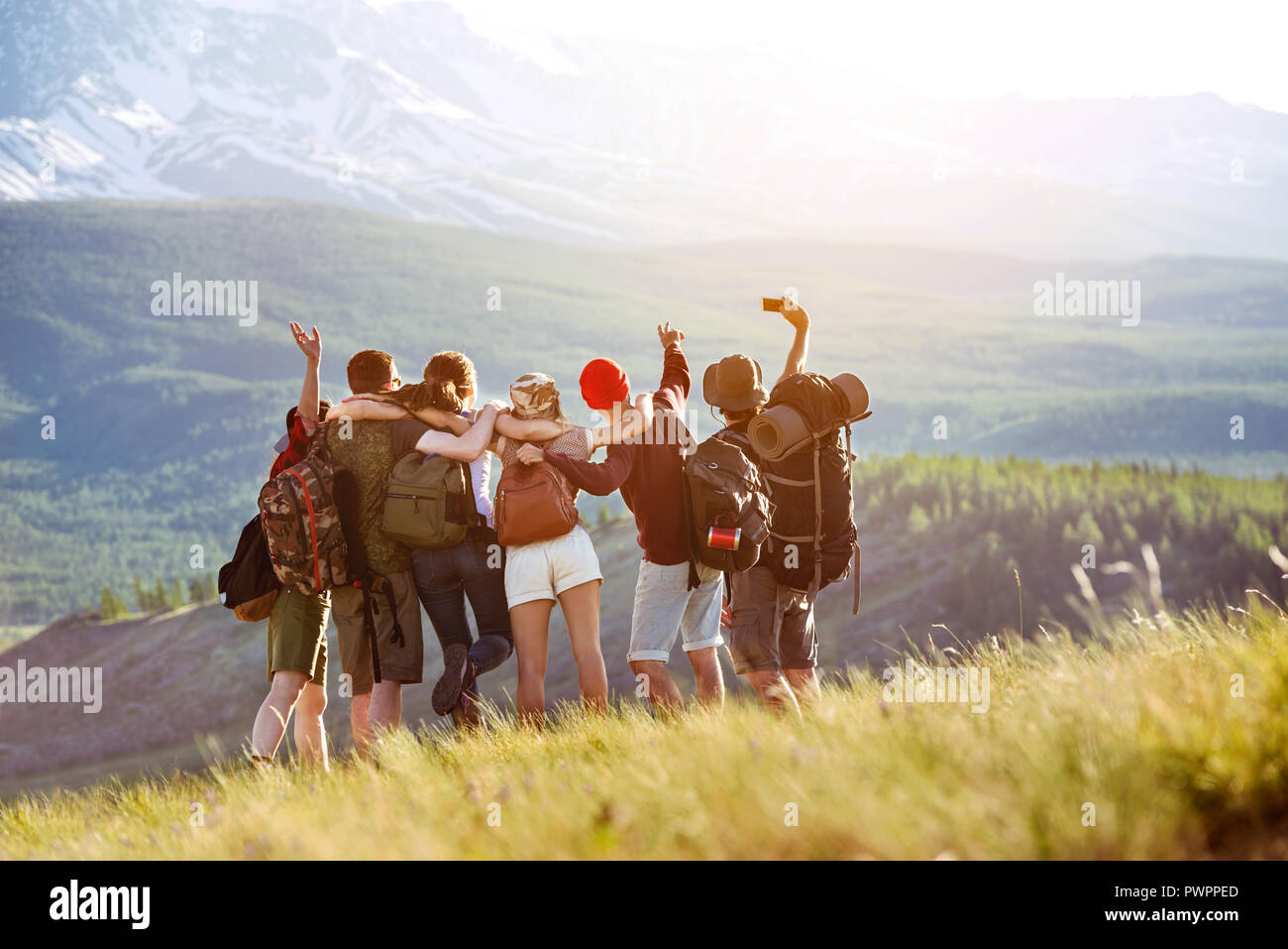 Heureux les touristes ou les amis font des montagnes en selfies domaine. Voyager ou vivre ensemble concept Banque D'Images