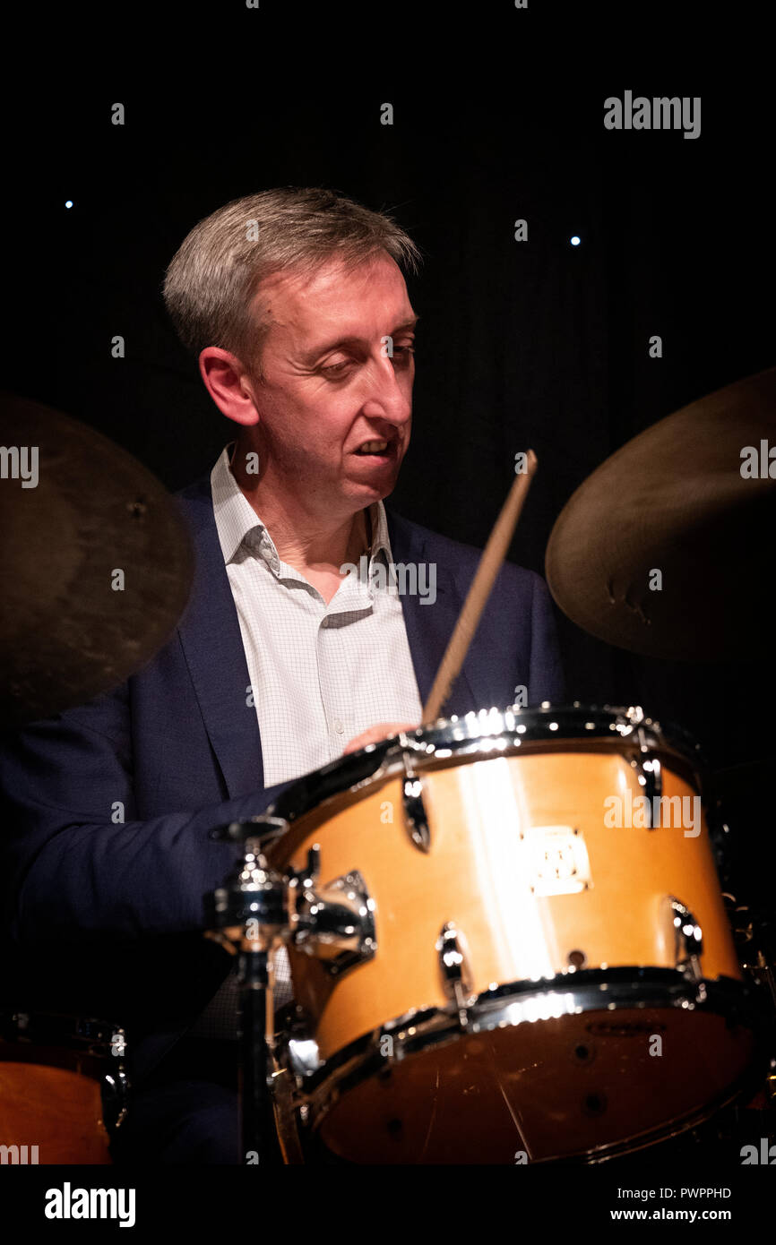 Le batteur Steve Brown fait son solo avec Nigel : Trio  + 1 Festival de Jazz 2018, Scarborough Banque D'Images