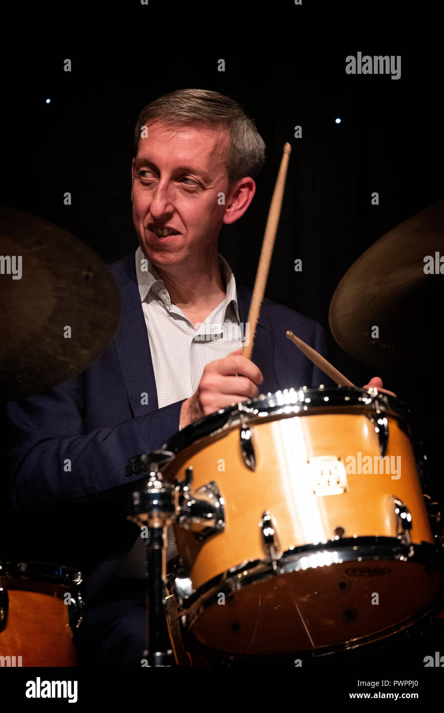 Le batteur Steve Brown fait son solo avec Nigel : Trio  + 1 Festival de Jazz 2018, Scarborough Banque D'Images