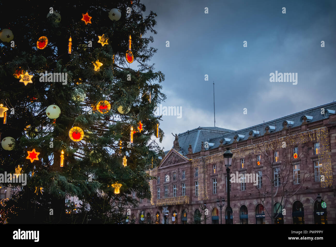 Strasbourg, France - 28 décembre 2017 : célèbre les arbres de Noël sur la place centrale de la ville qui est surnommée la capitale de Noël Banque D'Images