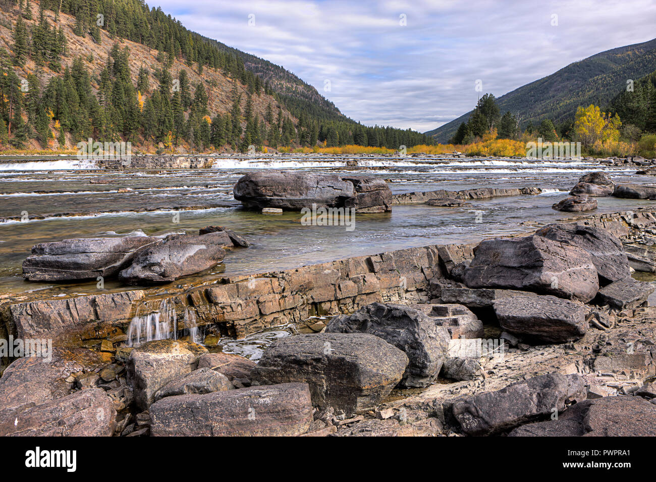 Le niveau d'eau de la rivière Kootenai Falls Kootenai par l près de Libby au Montana. Banque D'Images