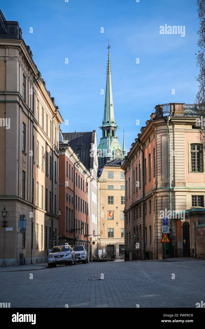 Stockholm, Suède - mai 3, 2016 : vue sur la Rue du vieux Stockholm avec flèche de l'Église allemande, appelé aussi appelée Église Saint Domingo Hurtado à Gamla stan Banque D'Images