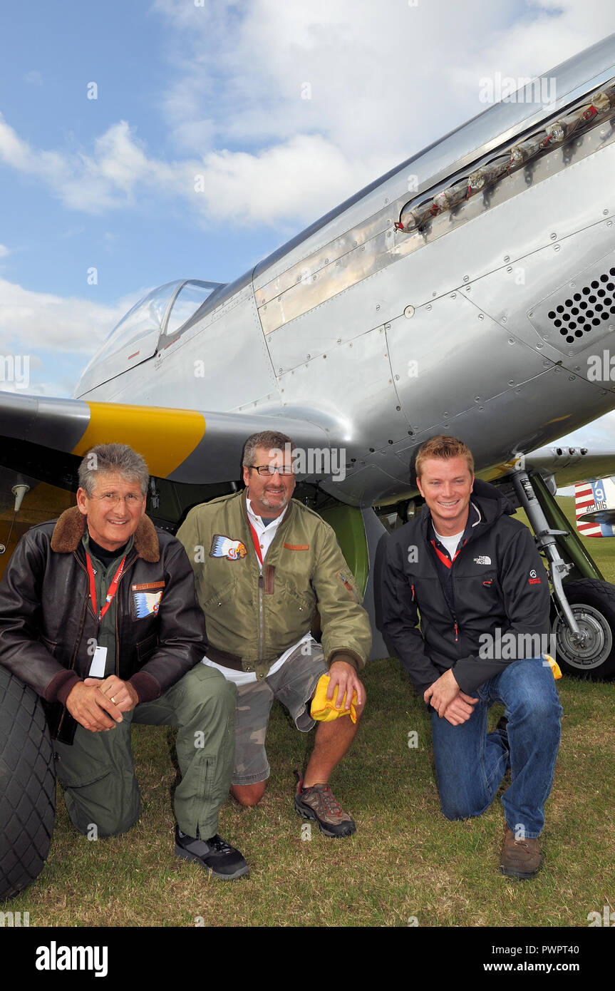 Steve Hinton, J Hinton et Steven Hinton Jr pilotes et opérateurs d'avions de chasse de la Seconde Guerre mondiale avec P-51 Mustang nord-américain. Planes of Fame Banque D'Images