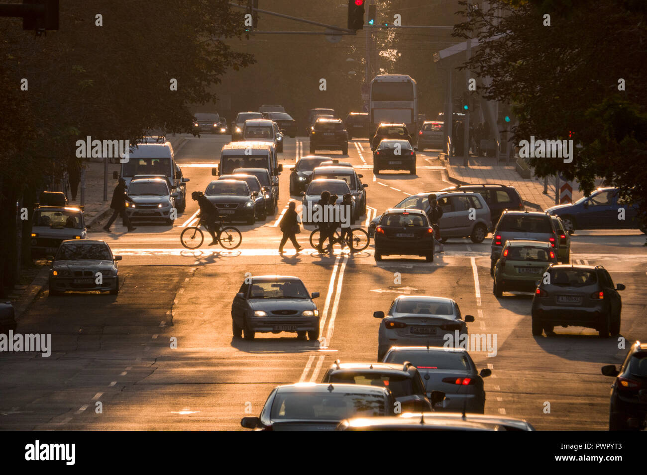 Les piétons et le trafic au coucher du soleil à Burgas, Bulgarie Banque D'Images