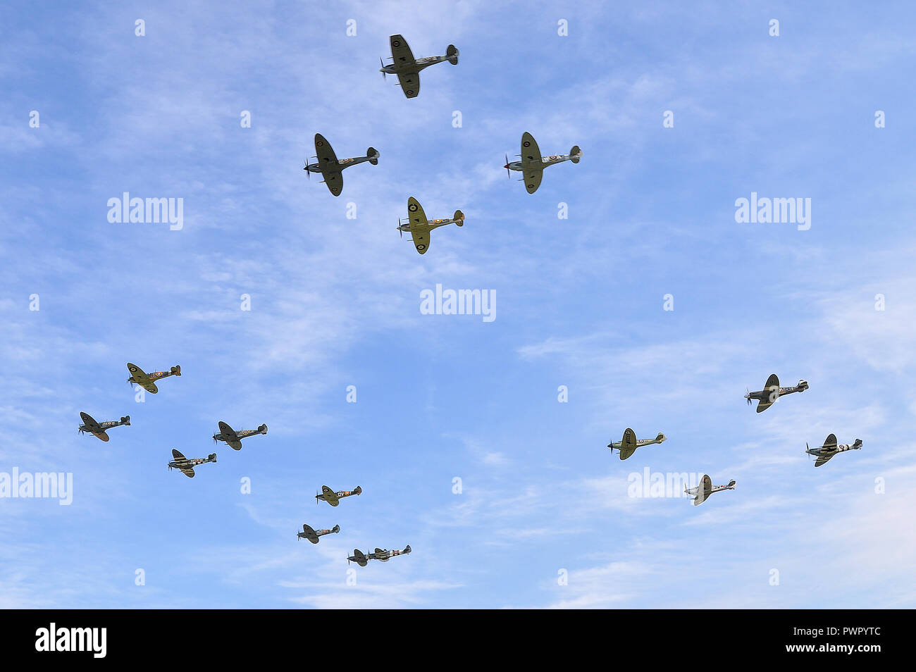 L'escadron, vol, groupe des Spitfires. Seconde Guerre mondiale les avions de chasse Supermarine Spitfire battant ensemble. 15 Spitfire en formation dans le ciel bleu Banque D'Images