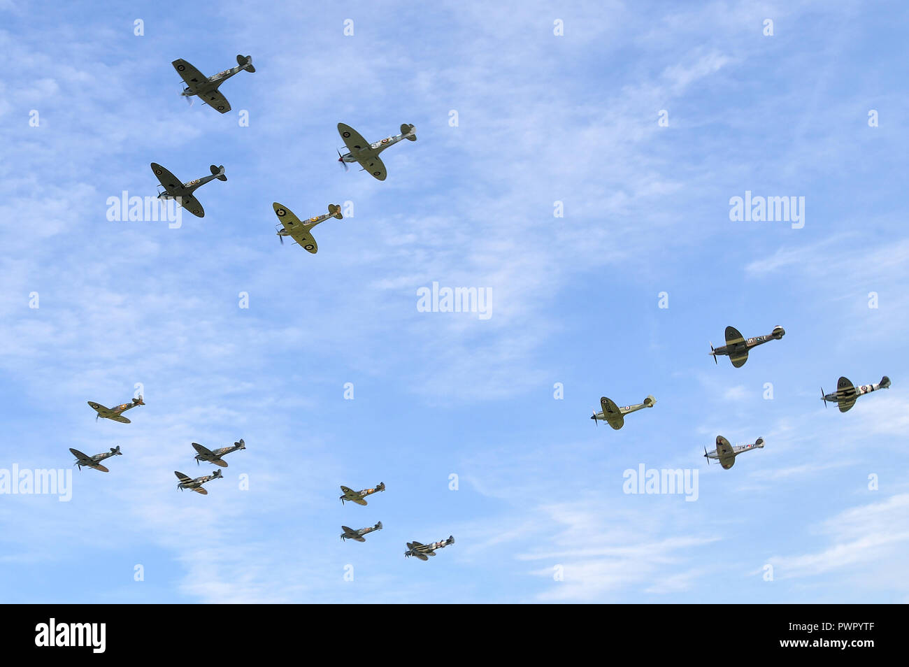 L'escadron, vol, groupe des Spitfires. Seconde Guerre mondiale les avions de chasse Supermarine Spitfire battant ensemble. 15 Spitfire en formation dans le ciel bleu Banque D'Images