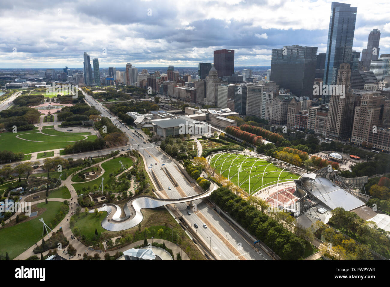 Vue aérienne de Chicago montrant le lac Michigan, Maggie Daley Park, le Millennium Park, Grant Park, et une partie de la skyline - Chicago, IL Banque D'Images