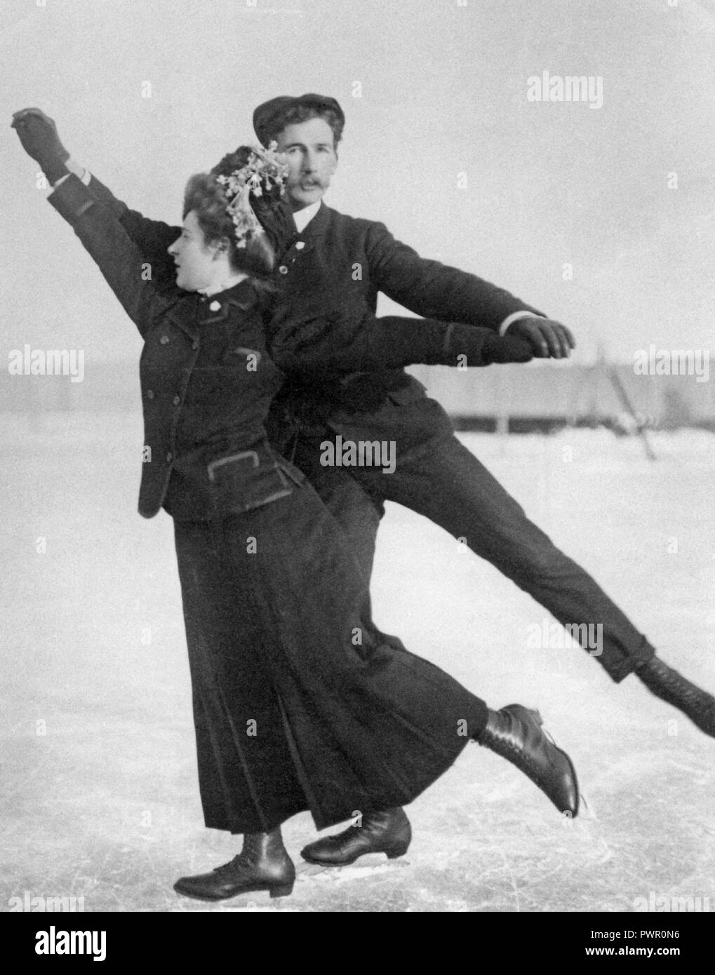 Figure skating au tournant du siècle, 1800-1900. Un couple est photographié ensemble lorsque vous l'extérieur. Banque D'Images