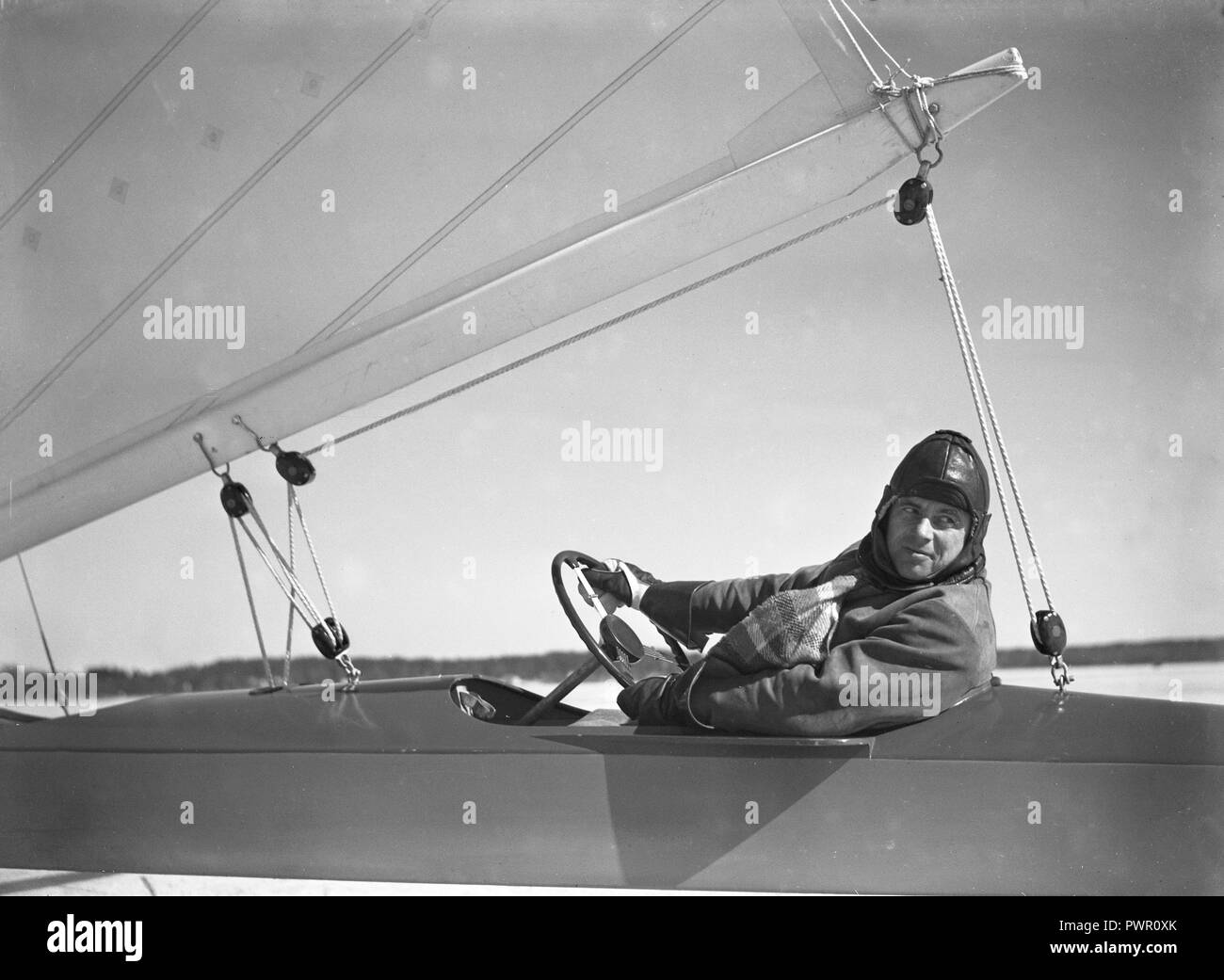 Iceboat racing dans les années 40. Sten ingénieur dans son bateau de glace Scholander pour concurrencer, à l'agence suédoise à Stockholm championnats du 6 avril 1940. Le bateau de glace est alimenté par le vent dans la voile et tenue par une roue. Kristoffersson Photo ref 109-10 Banque D'Images