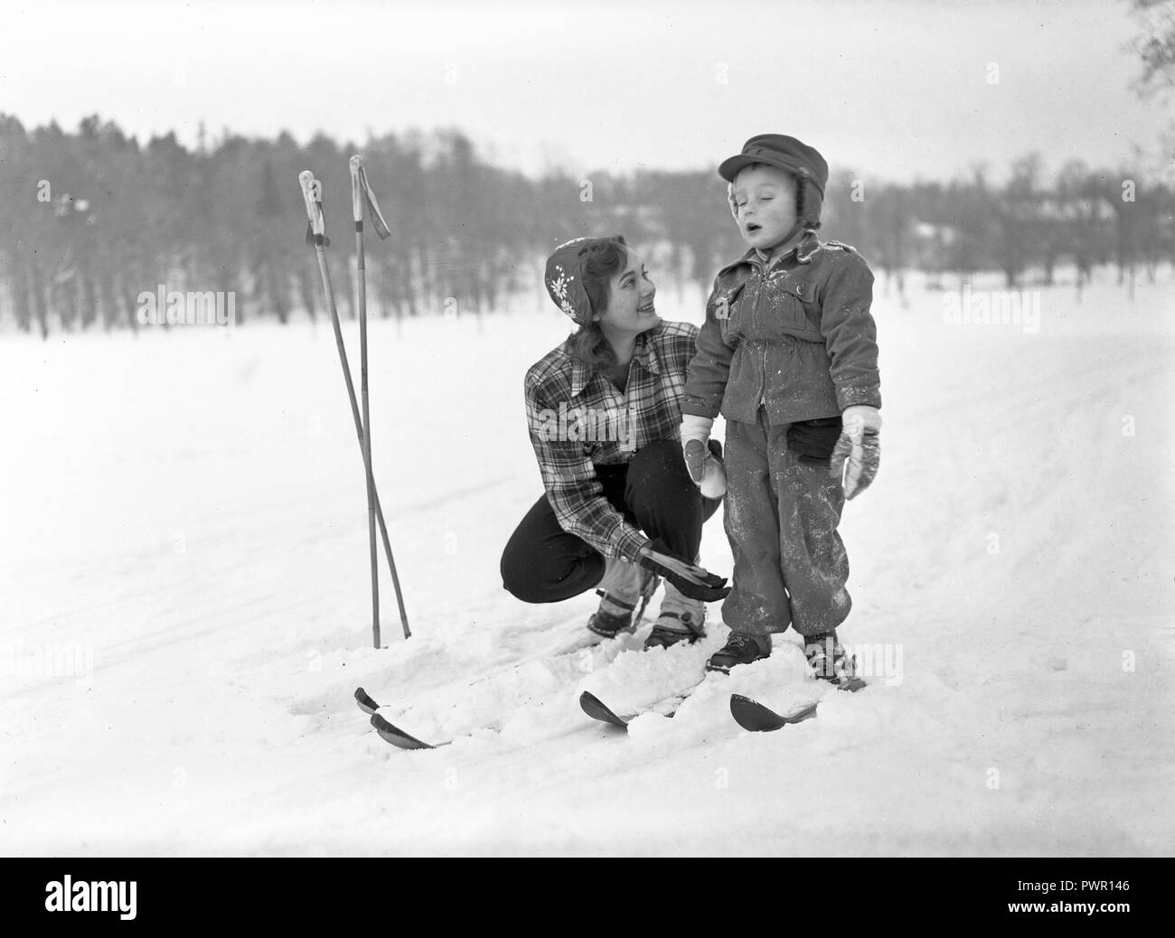 L'hiver dans les années 40. Abrite Également une actrice, 1925-1957 Torén, sur une journée d'hiver le ski avec son fils. La Suède des années 40. Kristoffersson Photo ref 198 A-3 Banque D'Images