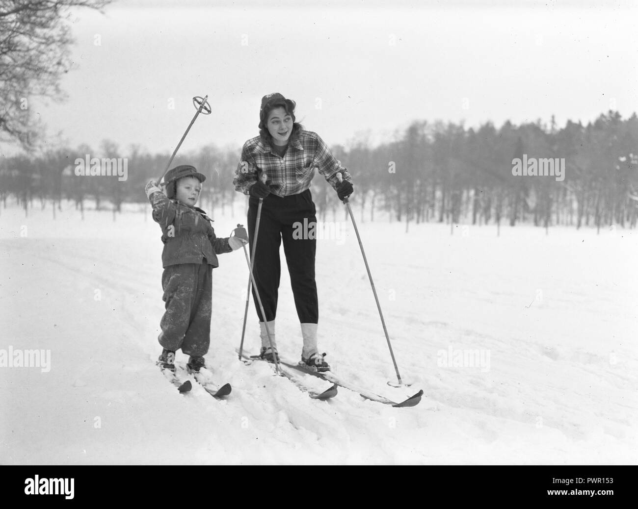 L'hiver dans les années 40. Abrite Également une actrice, 1925-1957 Torén, sur une journée d'hiver le ski avec son fils. La Suède des années 40. Kristoffersson Photo ref 198 A-2 Banque D'Images