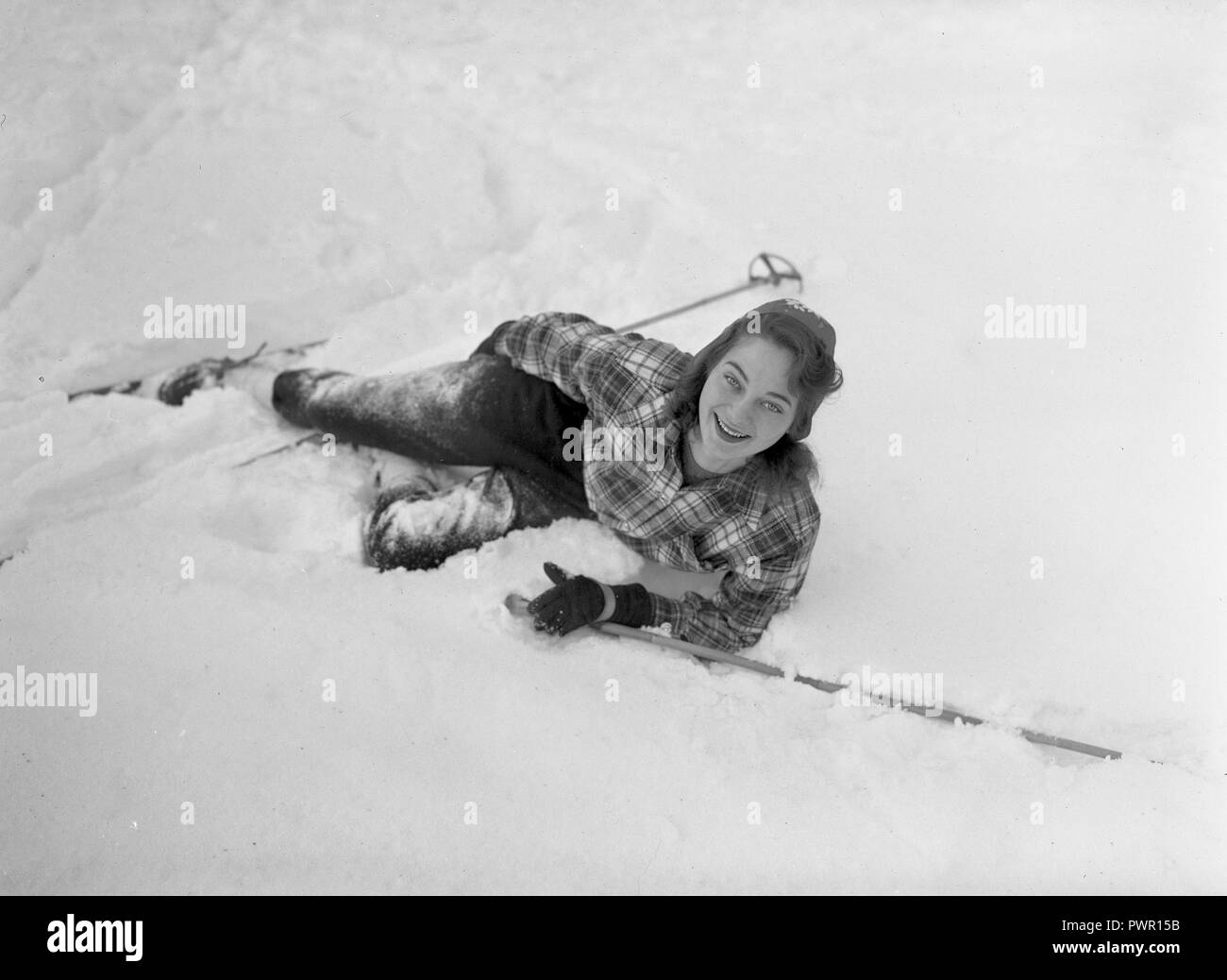 L'hiver dans les années 40. Abrite Également une actrice, 1925-1957 Torén, sur un hiver dans la neige. Elle prend une pause de la cross country ski dans la neige. La Suède des années 40. Kristoffersson Photo ref 198 A-7 Banque D'Images