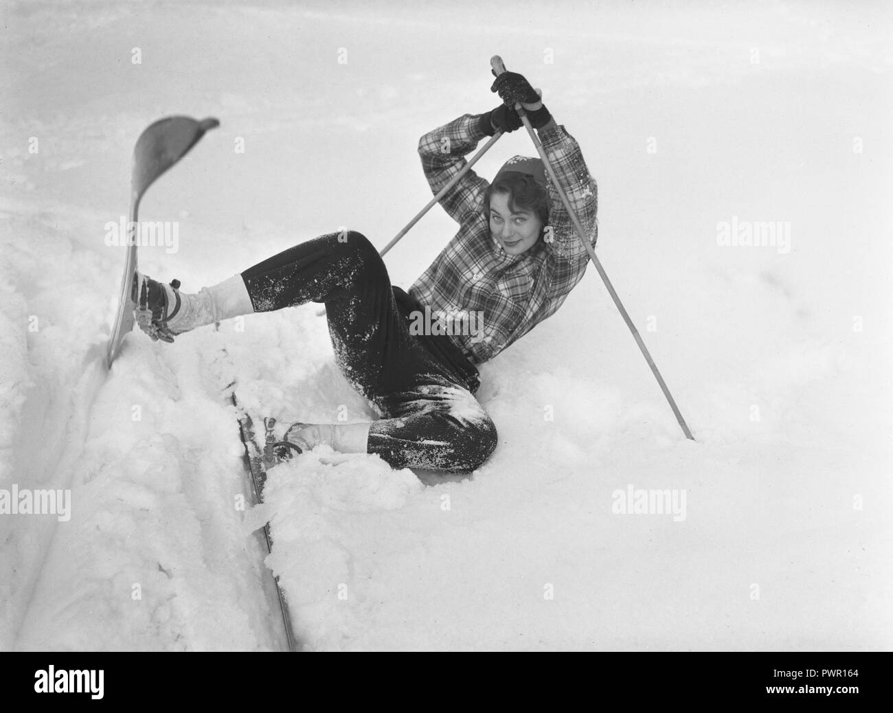 L'hiver dans les années 40. Abrite Également une actrice, 1925-1957 Torén, sur un hiver dans la neige. Elle est tombée et qu'il essaie de se lever sur le skis de nouveau. La Suède des années 40. Kristoffersson Photo ref 198 A-4 Banque D'Images