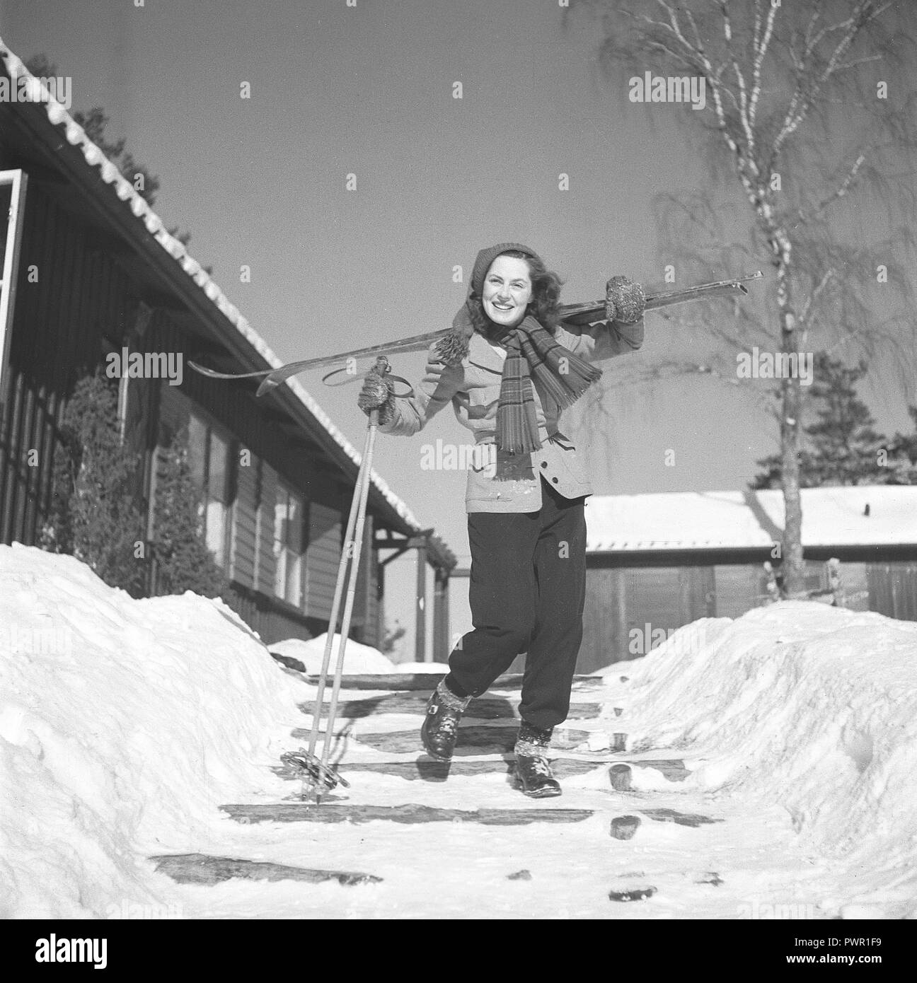 L'hiver dans les années 40. Comédienne Viveca Lindfors, 1920-1995. Photographié ici prêt à aller au ski de fond. Elle porte ses skis et bâtons. Suède 1948. Kristoffersson Photo ref AA14-5 Banque D'Images