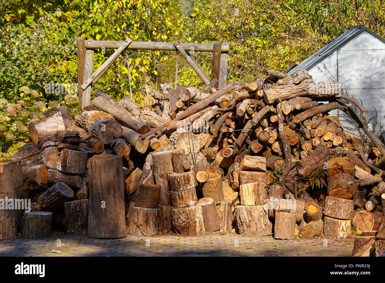 L'approvisionnement en bois de chauffage jardin prêt à brûler dans une cheminée. Banque D'Images