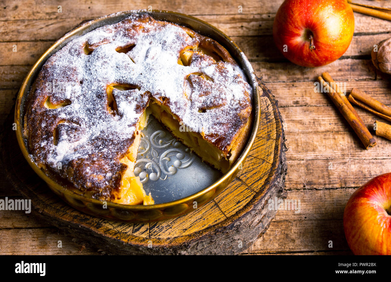 Tarte aux pommes faite maison à la cannelle sur une table Banque D'Images