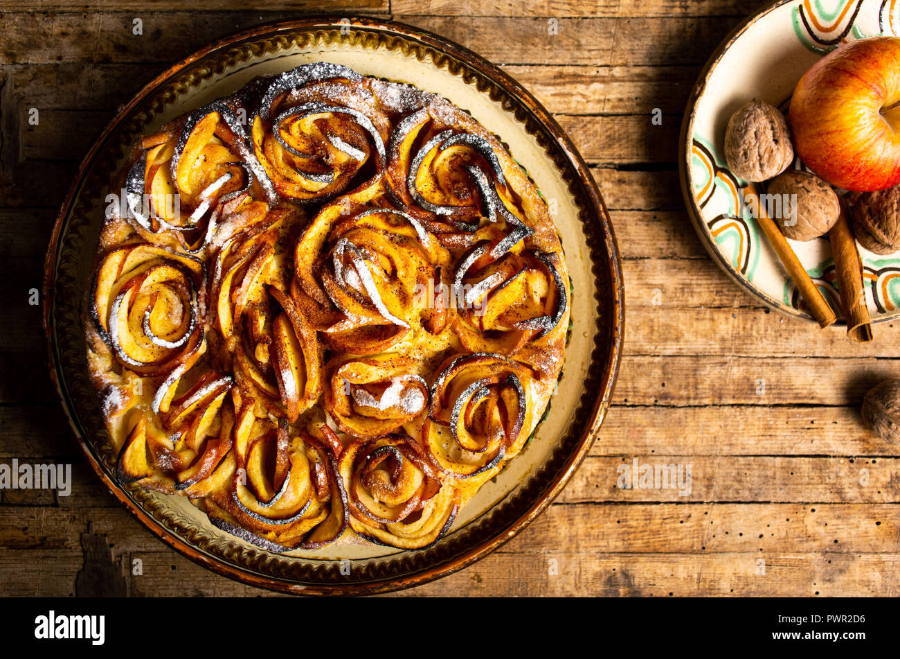 Tarte aux pommes faite maison avec vue de dessus la cannelle Banque D'Images