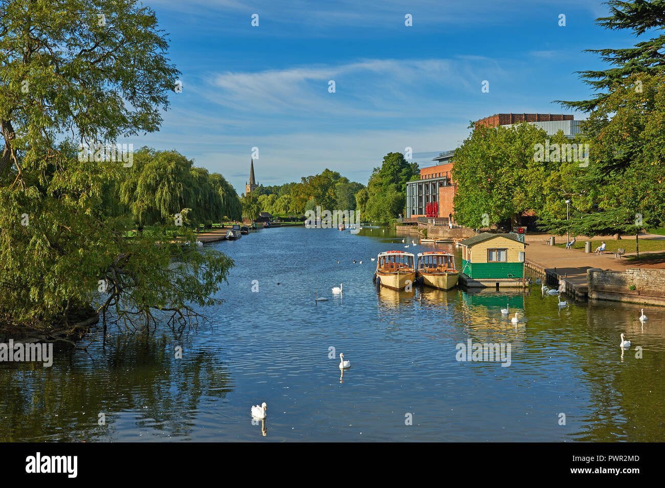 Stratford Upon Avon, Warwickshire et bateaux sur la rivière Avon, tôt le matin est de retour. Banque D'Images