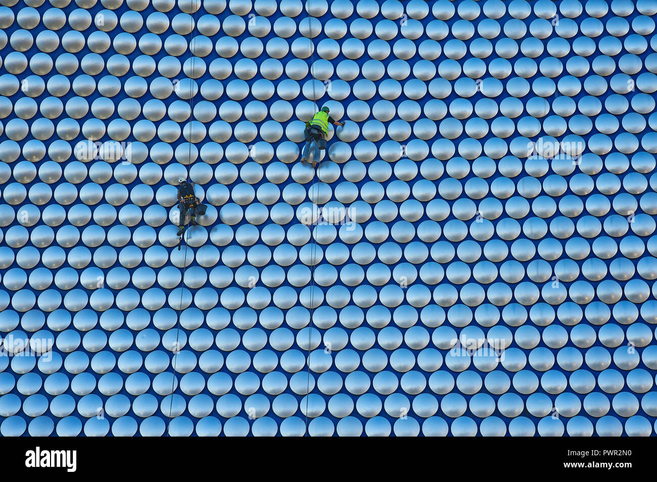 Cleaners suspendus par des cordes à l'extérieur du grand magasin Selfridges dans les arènes, Birmingham Banque D'Images