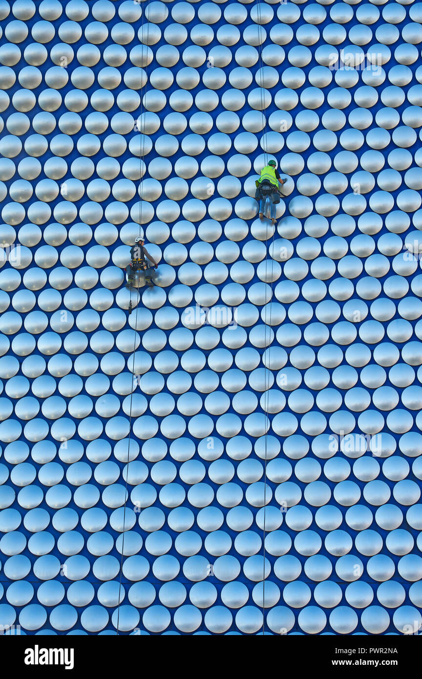 Cleaners suspendus par des cordes à l'extérieur du grand magasin Selfridges dans les arènes, Birmingham Banque D'Images