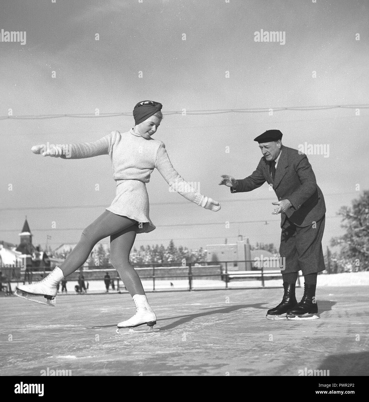 Patinage artistique dans les années 40. Maj-Britt Rönningberg, 1923-2001. Photographié ici whlie pratiquant avec son entraîneur à côté de regarder son déménagement sur la glace. Ref 231-18 Banque D'Images