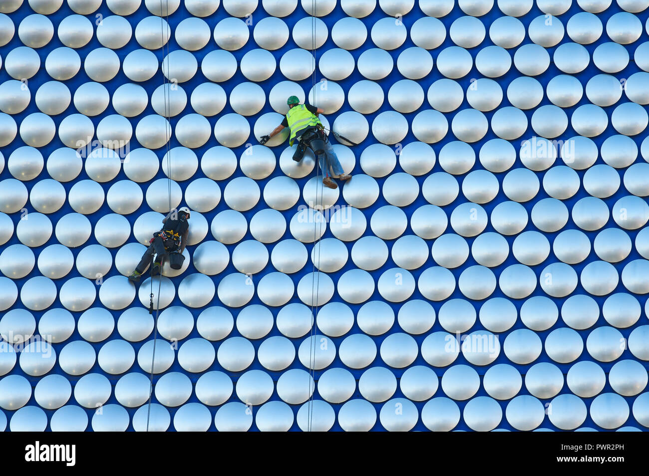 Cleaners suspendus par des cordes à l'extérieur du grand magasin Selfridges dans les arènes, Birmingham Banque D'Images