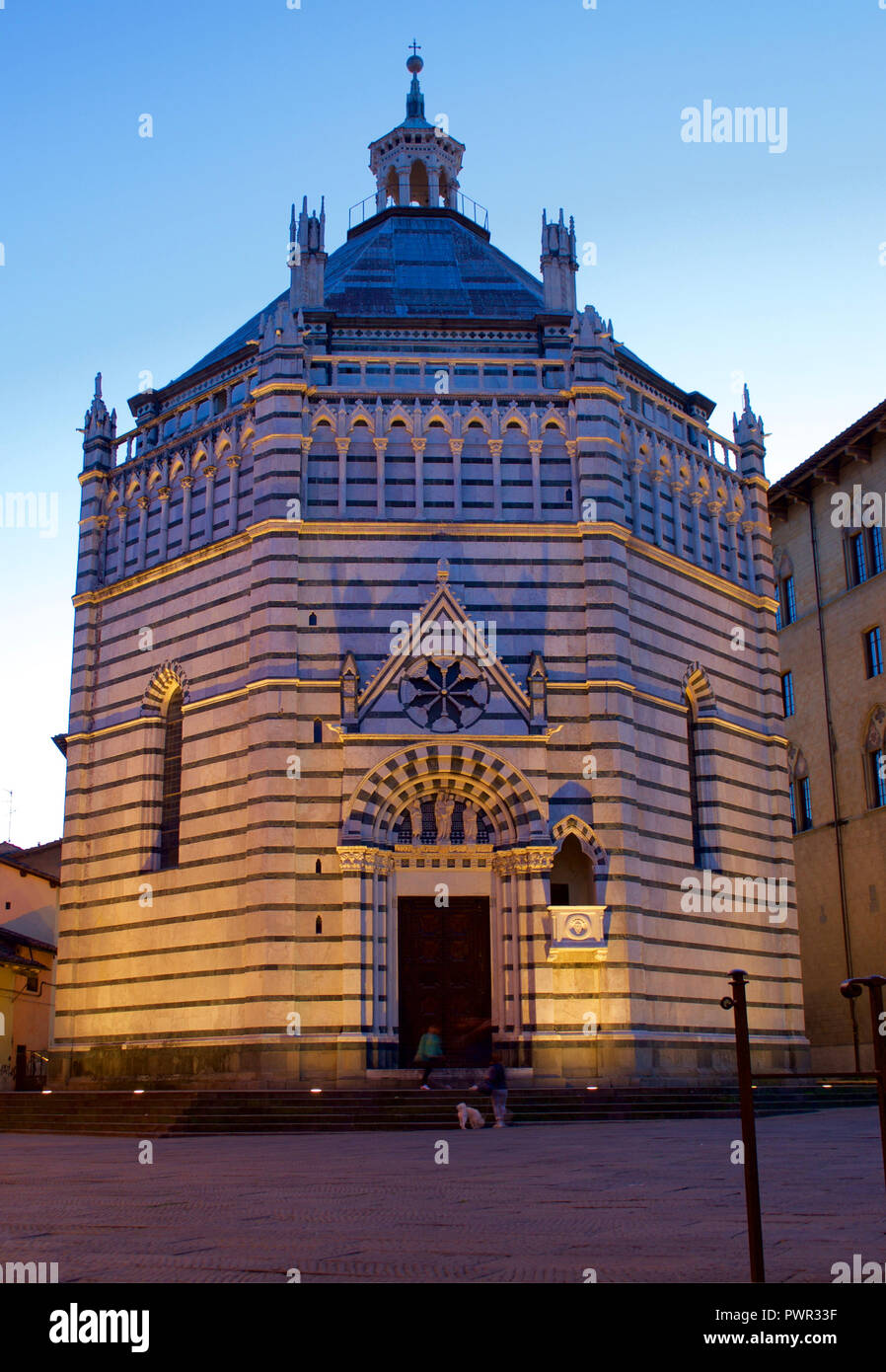 Pistoia baptistère Saint-Jean vu de ci-dessous lors de l'heure bleue, chef d'oeuvre de l'architecture gothique, Toscane Italie Banque D'Images