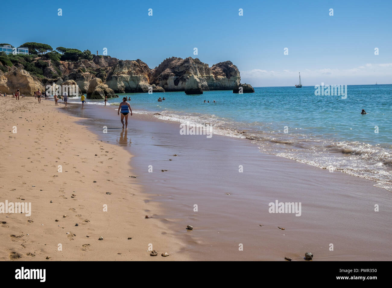 Promenade menant à la plage avec quelques chaises longues. Banque D'Images