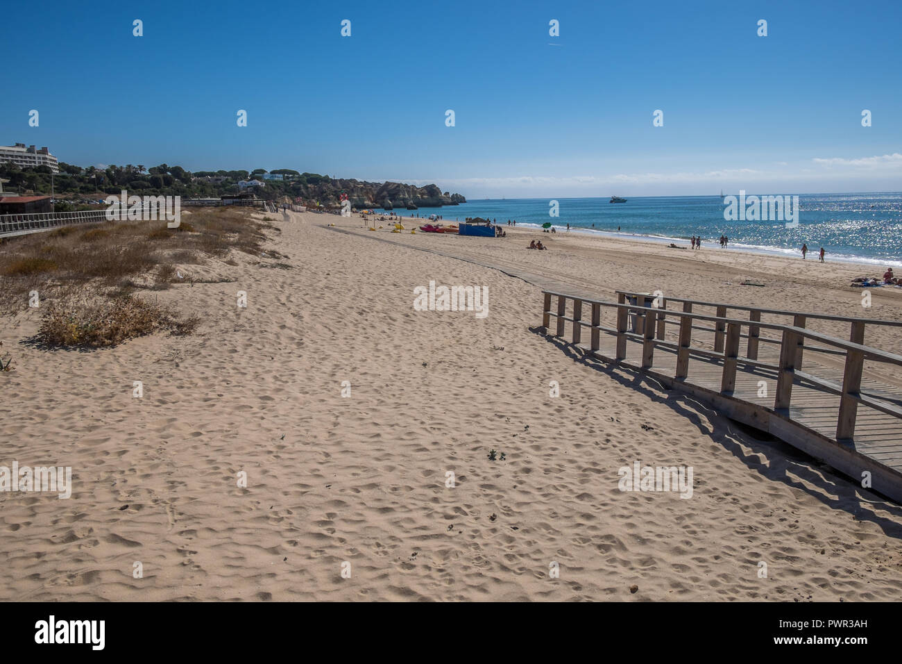 Promenade menant à la plage avec quelques chaises longues. Banque D'Images
