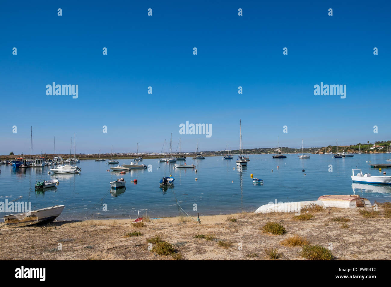 Les petits bateaux dans le port de l'Algarve Banque D'Images