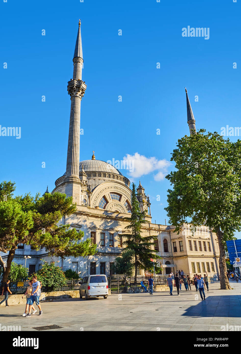 Marche des citoyens face à la mosquée de Dolmabahçe Camii, situé à l'entrée du Palais de Dolmabahçe. Quartier de Besiktas. Istanbul, Turquie. Banque D'Images