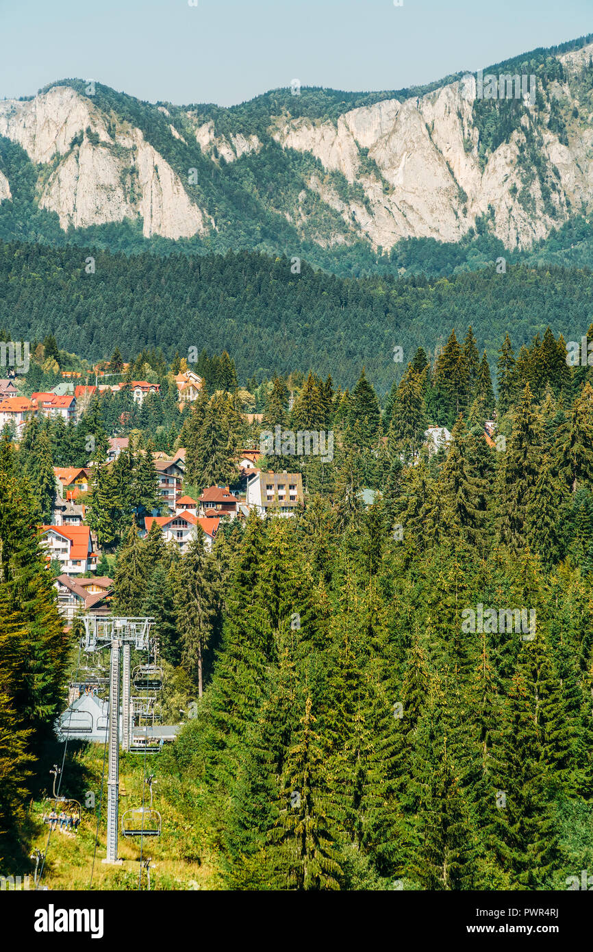 Voyage téléphérique en été au-dessus de montagnes des Carpates en Ski Resort de Busteni, Roumanie Banque D'Images