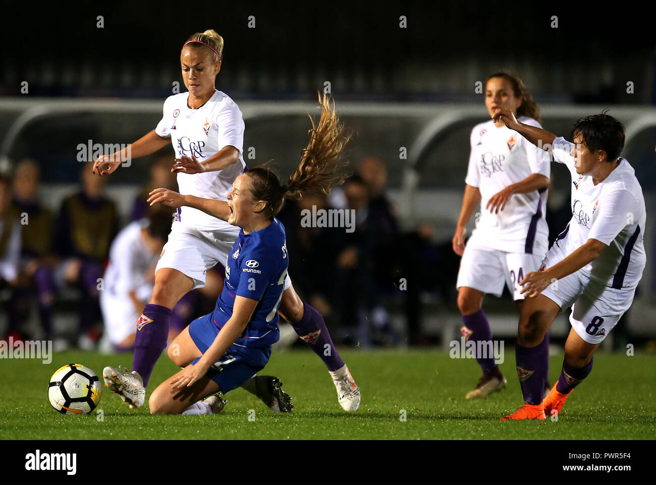 La Fiorentina Femminile Stephanie Breitner (à gauche) et de Chelsea Women's Erin Cuthbert (deuxième à droite) bataille pour la balle durant le premier match de la Ligue des Champions de la jambe à Kingsmeadow, Londres. Banque D'Images
