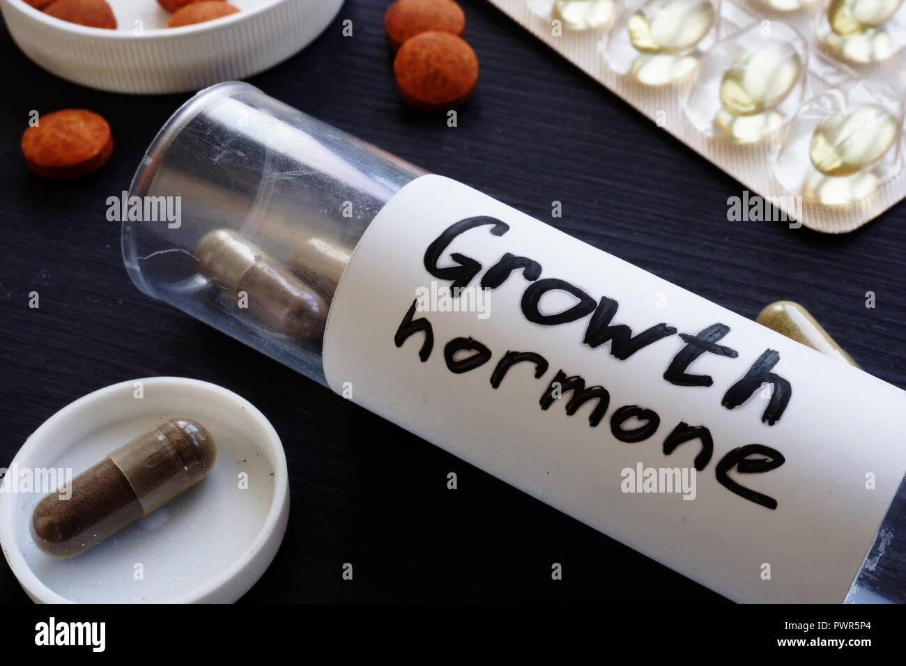 Bouteille de pilules et de l'étiquette de l'hormone de croissance. Banque D'Images