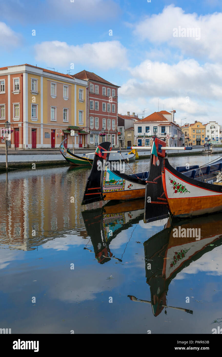 Bateaux moliceiros typique dans le centre d'Aveiro, Portugal, Europe Banque D'Images