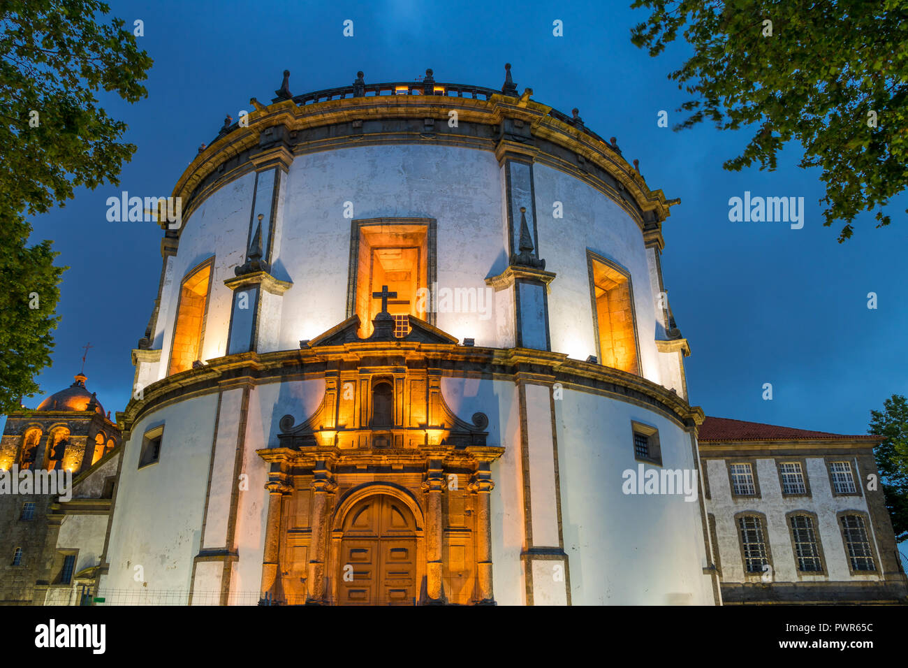 Monastère Serra do Pilar illuminée au crépuscule, Porto, Portugal, Europe Banque D'Images