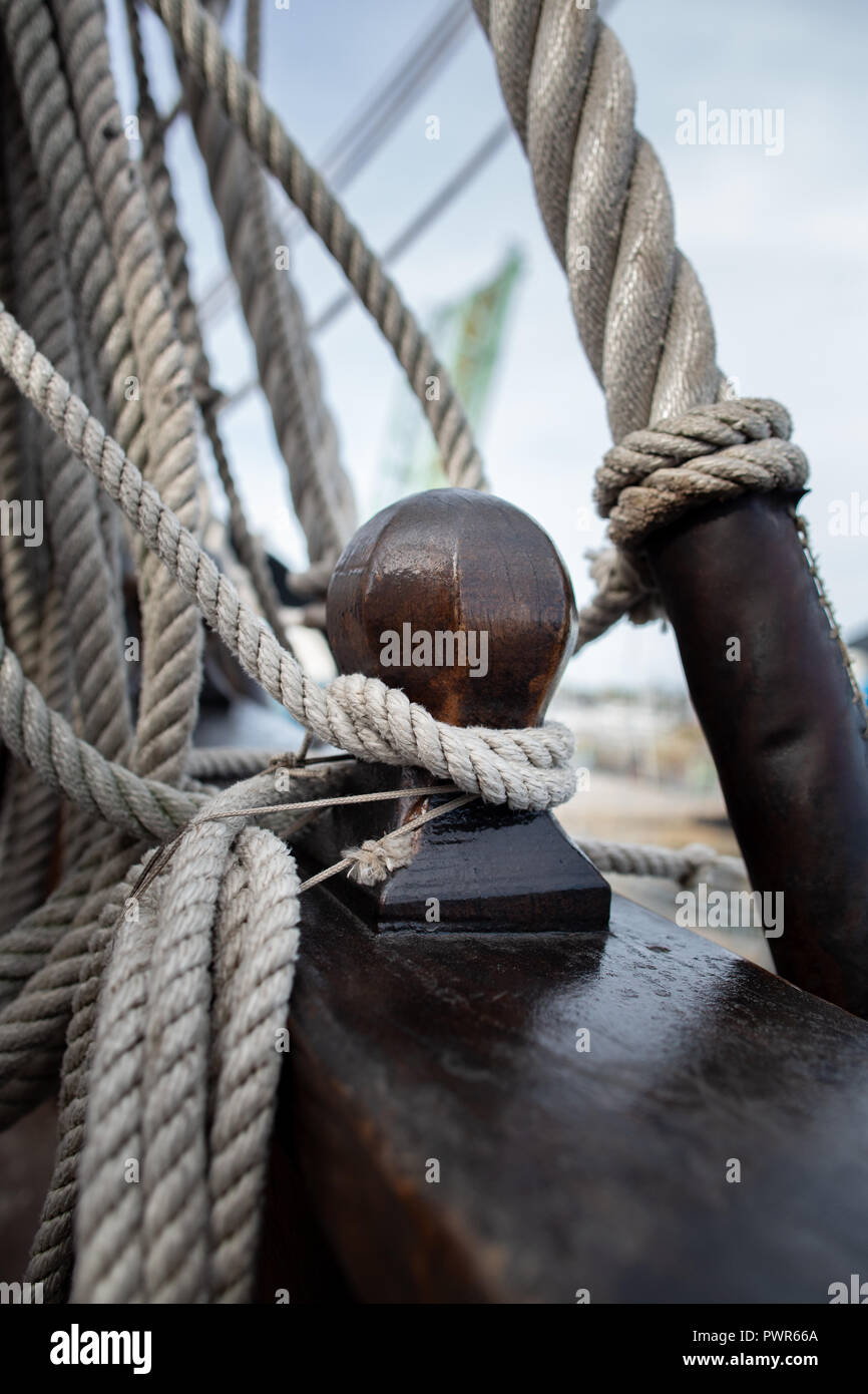 Corde nouée autour de l'ancre en acier sur le navire. Banque D'Images