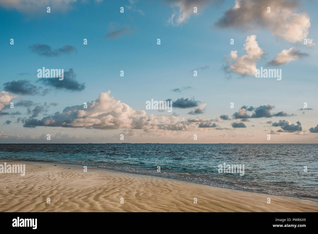 Standing on beach à la recherche sur l'horizon de l'océan dans soleil du soir Banque D'Images