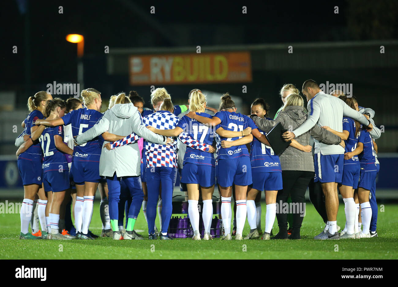 Les femmes se serrent les joueurs de Chelsea après le coup de sifflet final lors de la Women's Champions League premier match aller à Kingsmeadow, Londres. Banque D'Images