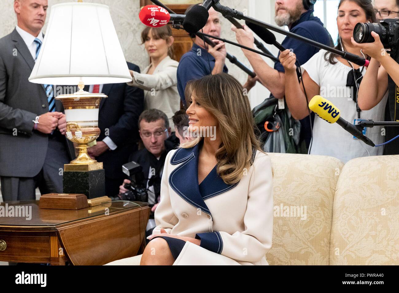 La première dame des États-Unis Melania Trump regarde le Président Donald Trump rencontre le président polonais Andrzej Duda dans le bureau ovale de la Maison Blanche le 18 septembre 2018 à Washington, DC. Banque D'Images