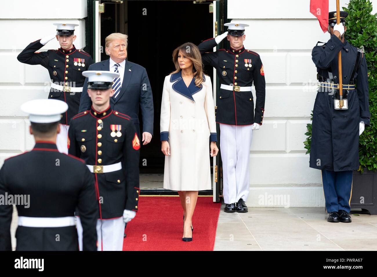 Président américain Donald Trump et la Première Dame Melania Trump à sortir de la portique sud d'accueillir le président polonais Andrzej Duda et Agata Kornhauser-Duda au cours de la cérémonie d'arrivée officielle à la Maison Blanche le 18 septembre 2018 à Washington, DC. Banque D'Images