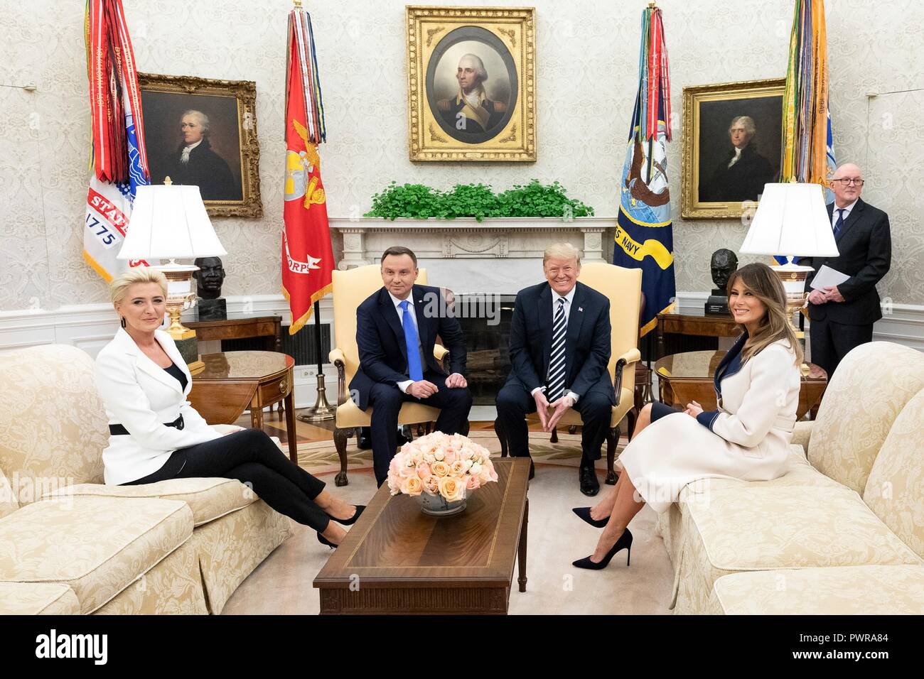 Président américain Donald Trump pose avec le président polonais Andrzej Duda en tant que première dame Melania Trump, droite, et Agata, Kornhauser-Duda à gauche, dans le cours d'une réunion bilatérale dans le bureau ovale de la Maison Blanche le 18 septembre 2018 à Washington, DC. Banque D'Images
