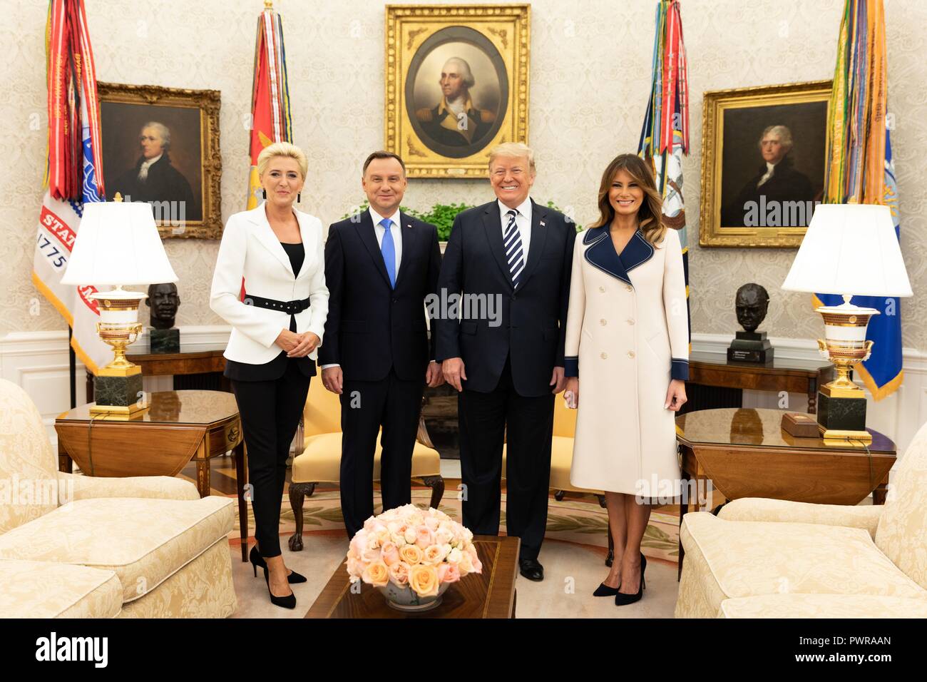 Président américain Donald Trump pose avec le président polonais Andrzej Duda, sa femme Kornhauser-Duda Agata, gauche, et de la Première Dame Melania Trump, droit, lors d'une réunion bilatérale dans le bureau ovale de la Maison Blanche le 18 septembre 2018 à Washington, DC. Banque D'Images