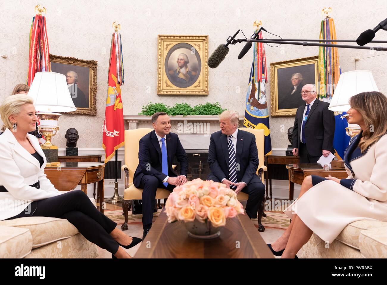 Président américain Donald Trump s'entretient avec le président polonais Andrzej Duda en tant que première dame Melania Trump, droite, et Agata, Kornhauser-Duda à gauche, dans le cours d'une réunion bilatérale dans le bureau ovale de la Maison Blanche le 18 septembre 2018 à Washington, DC. Banque D'Images