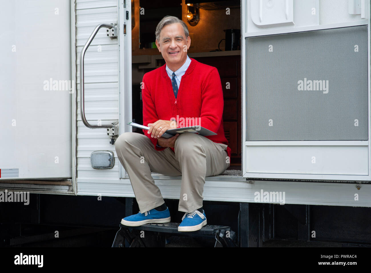 DATE DE SORTIE : Titre : 2019 STUDIO : TriStar Pictures Réalisateur : Marielle Heller Résumé : L'histoire de Fred Rogers, l'hôte honoré et créateur de la populaire émission de télévision pour enfants, Mister Rogers' Quartier (1968).Avec : Tom Hanks fidèlement l'un des plus chers aux icônes, Mister Rogers, sur l'ensemble de Untitled M. Rogers / Tom Hanks Projet. (Crédit Image : © TriStar Pictures/photos) Banque D'Images