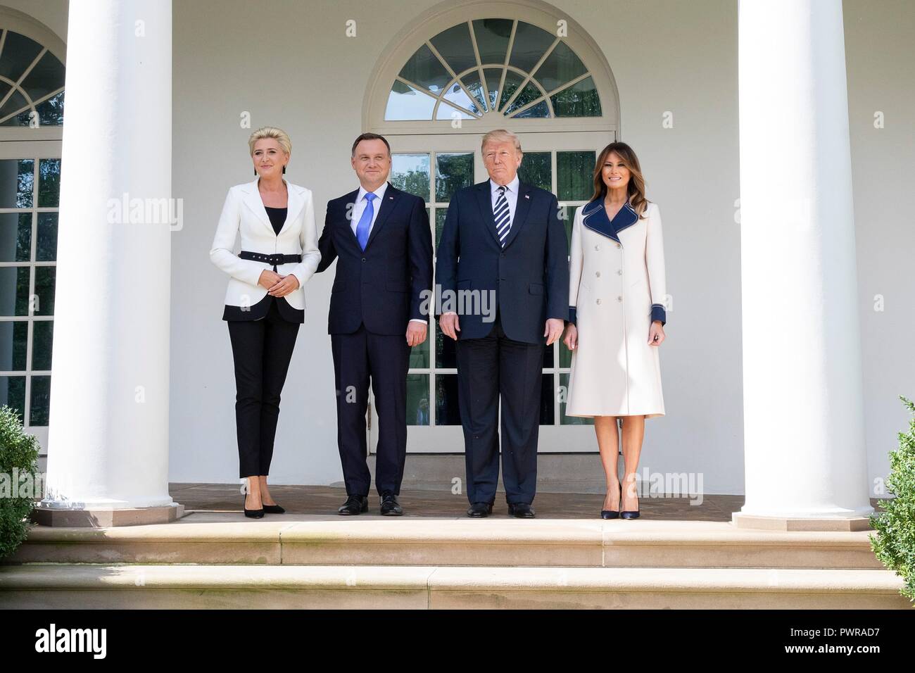 Président américain Donald Trump pose avec le président polonais Andrzej Duda, sa femme Kornhauser-Duda Agata, gauche, et de la Première Dame Melania Trump, droit, dans la roseraie de la Maison Blanche le 18 septembre 2018 à Washington, DC. Banque D'Images