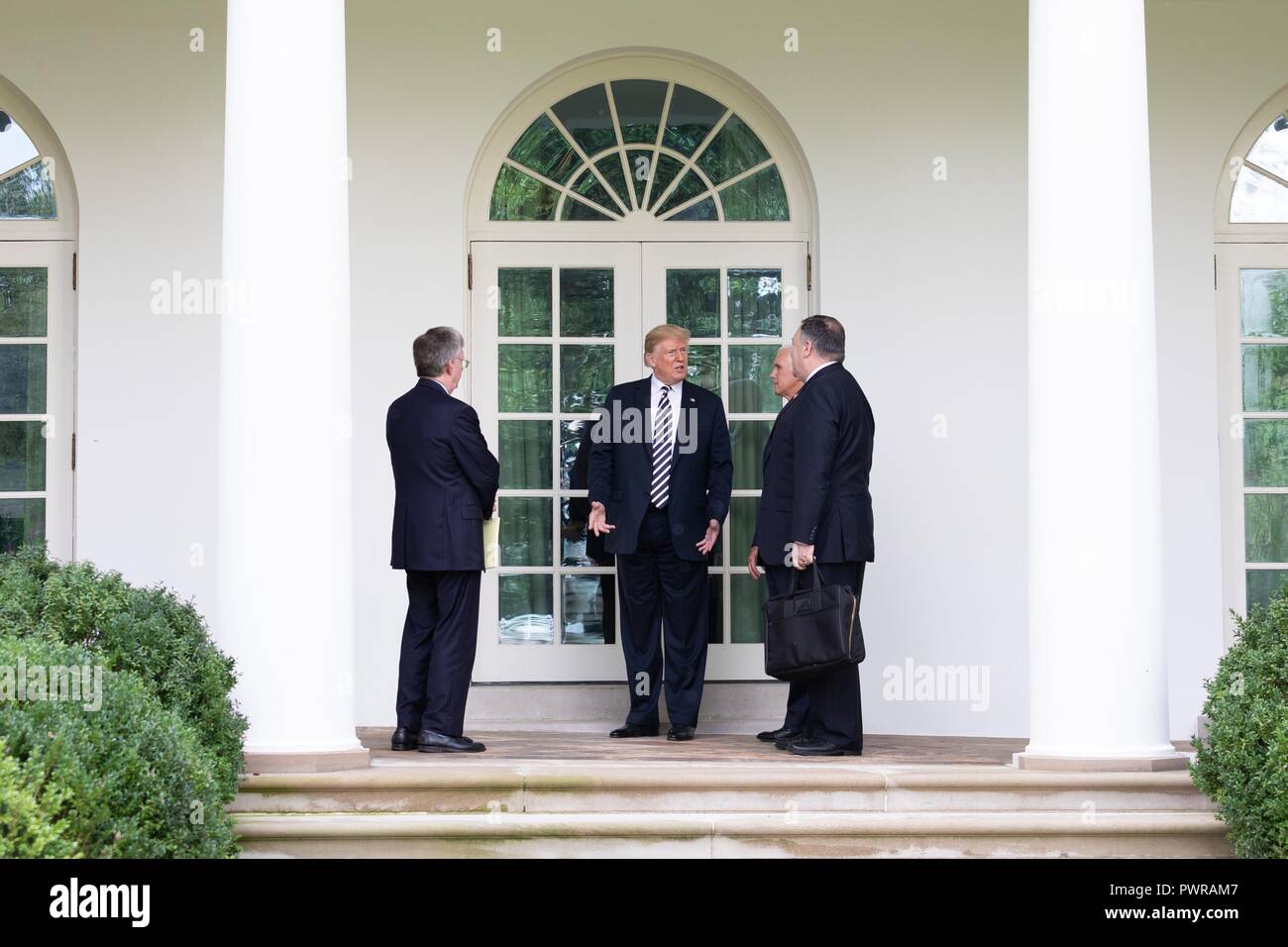 Président américain Donald Trump, centre, des entretiens avec le Vice-président Mike Pence et secrétaire d'État Mike Pompeo suite à une rencontre avec le président polonais Andrzej Duda sur la Colonnade de la Maison Blanche le 18 septembre 2018 à Washington, DC. Banque D'Images